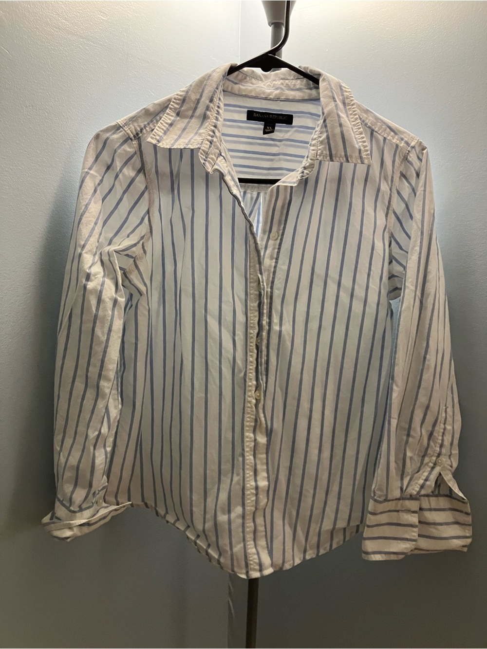 Banana Republic White and Light Blue Striped Button-Up Shirt